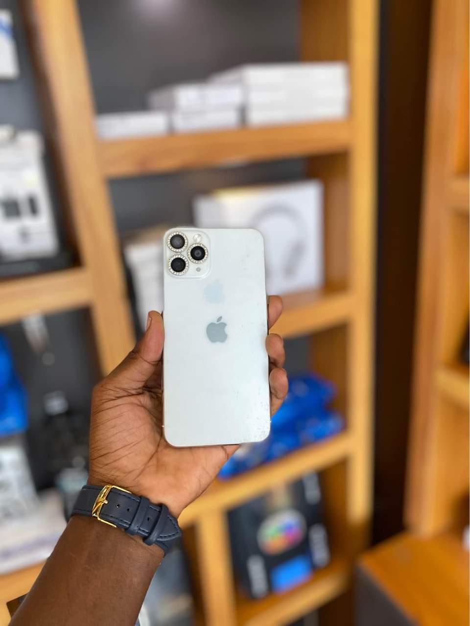 A picture of iPhone X 64gb clean bh 100 Price 400 000 Contacts