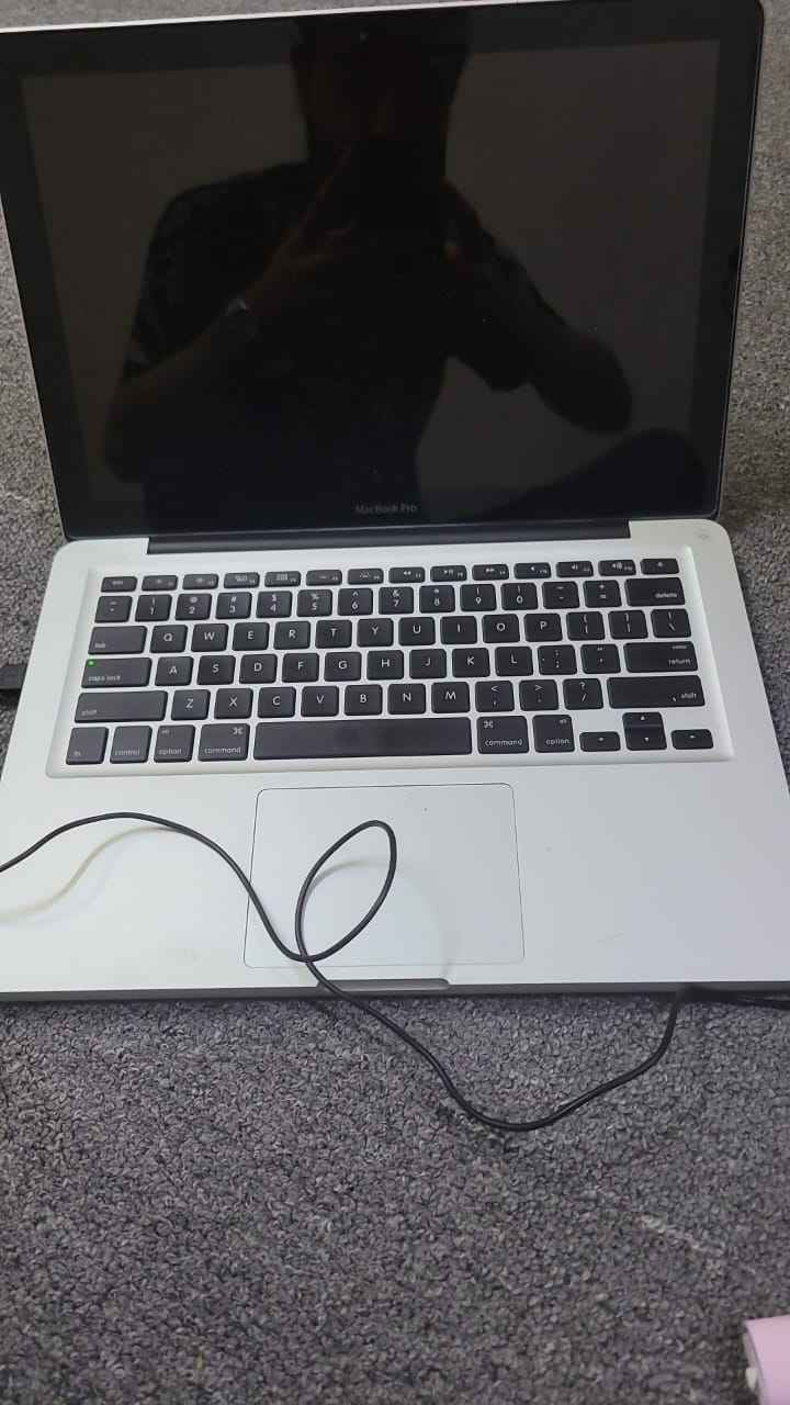 A picture of MacBook pro core i7 early 2011 