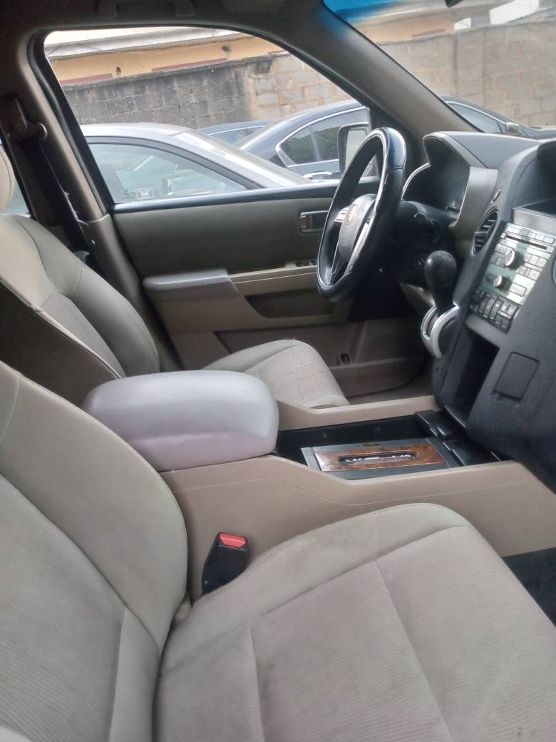 A picture of Honda pilot 2010 model