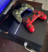 A picture of Ps4 fat 6 game installed pad 2 ni mpya bei
