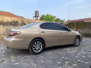 A picture of LEXUS ES300