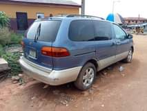 A picture of 2000 Toyota Sienna XLE