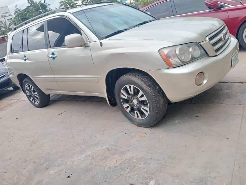 A picture of Super sharp Toyota Highlander 2004 model with UNTEMPERED ENGINE AND