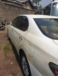 A picture of First body Es Lexus 2004 with a very sound engine