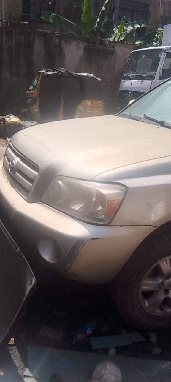 A picture of Toyota highlander used accident we need serious buyer to discuss