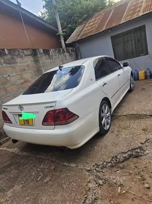 A picture of Crown Athletic...mL 15 namba E..na....DY mL 13.8...maongezi kwenye gari 0713020919