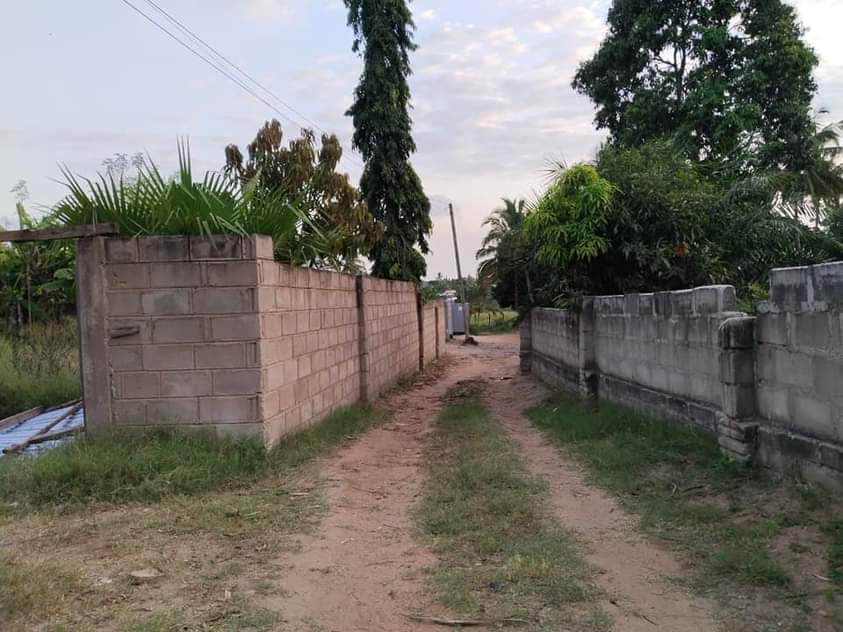 A picture of KIWANJA KIMEZUNGUSHIWA FANCE KINAUZWA KIBAHA KWA MATHIAS