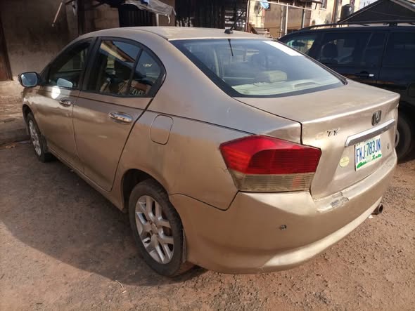 A picture of Honda city 2010 dealer price of 2 5m then settlement