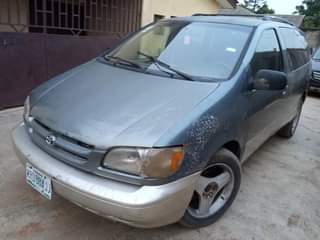 A picture of Toyota sienna 1999