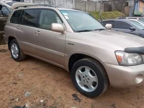 A picture of Super sharp 2006 model TOYOTA HIGHLANDER FEW MONTHS USE PRIZE