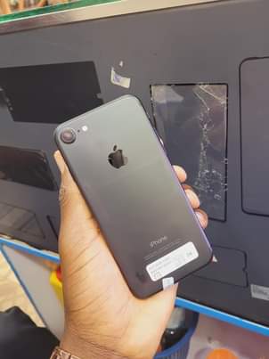 A picture of Iphone7 32GB uk used
