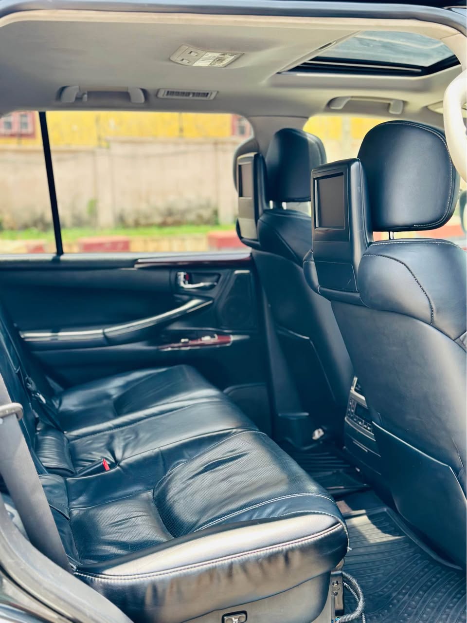 A picture of LEXUS LX570 2015