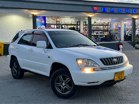 A picture of Toyota harrier old on sale price 14 8M0753322015