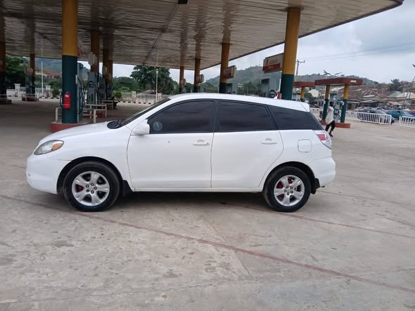 A picture of 2004 Toyota matrix