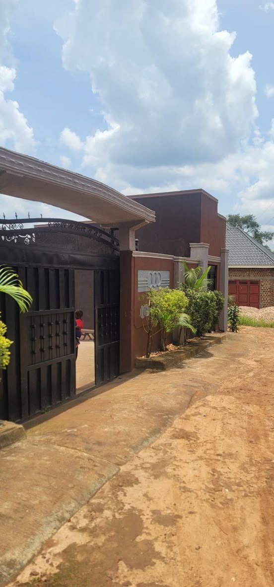 A picture of 3 bedroom house on sale with a private mailo land