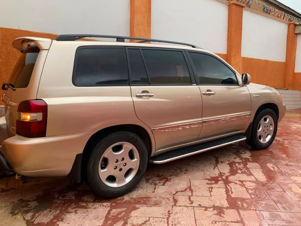 A picture of DISTRESS SALES TOYOTA HIGHLANDER 2005 MODEL LIMITED EDITION 3RALL SEATER