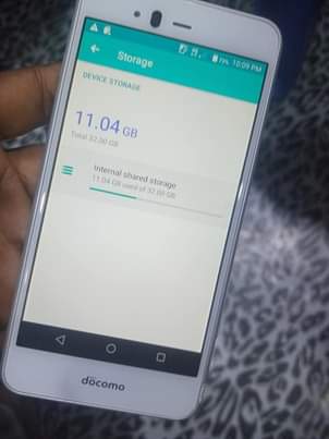 A picture of UNATUMIAJE simu yenye fingerprint nyuma miaka hiii njoo na 130tu
