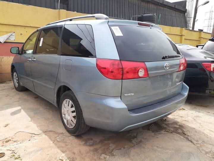 A picture of TOYOTA SIENNA LE