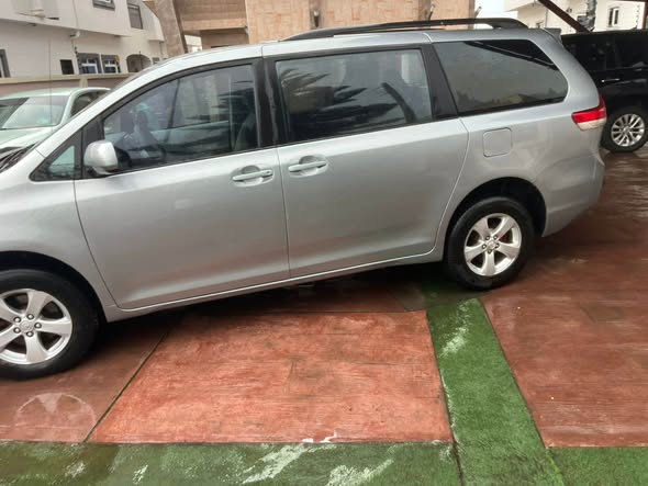 A picture of Toyota Sienna Toks standard