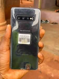 A picture of Samsung Galaxy s10 WhatsApp number serious buyers 0701309724