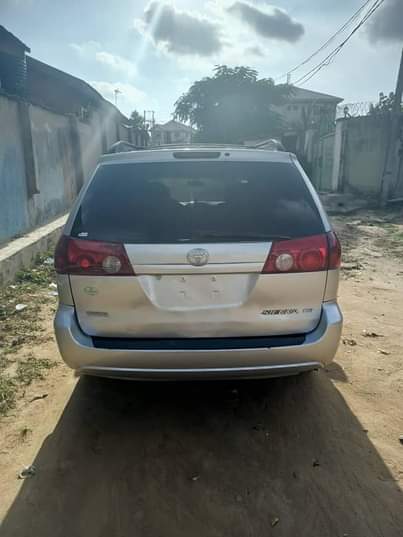 A picture of Toyota Sienna 2006 08025815643
