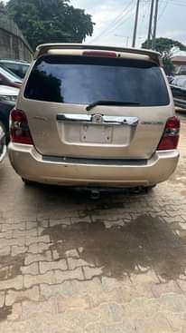 A picture of TOKUNBO STANDARD TOYOTA HIGHLANDER 2005 MODEL 3ROW DM OR CALL