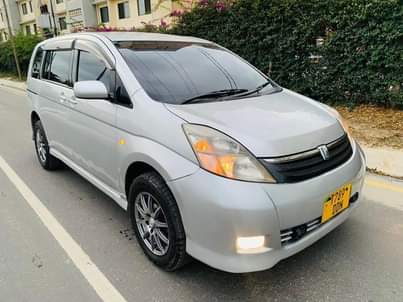 A picture of Toyota isis