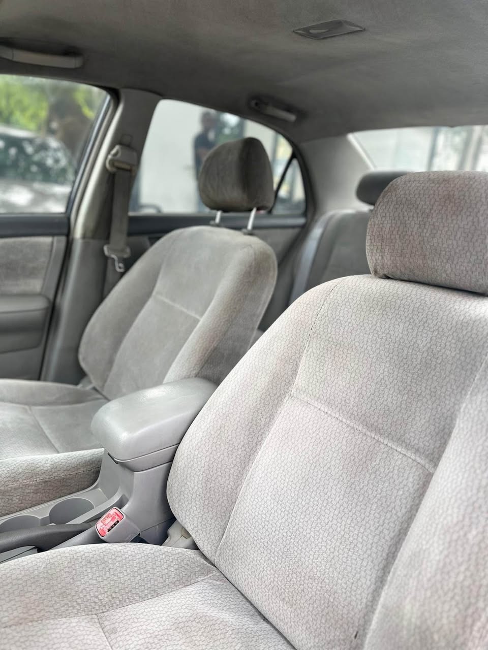 A picture of 2004 TOYOTA COROLLA LE