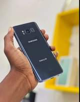 A picture of SAMSUNG S8