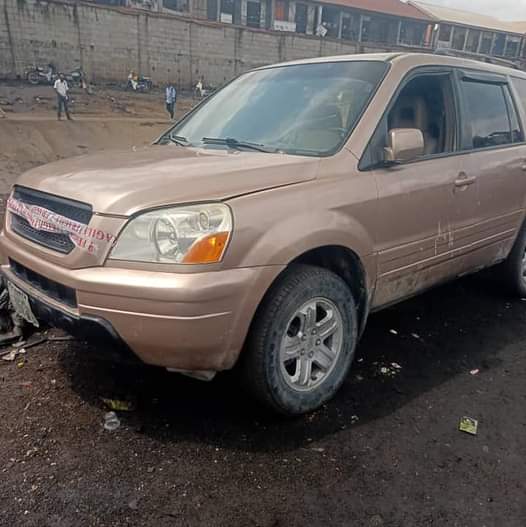 A picture of 2004 honda pilot.