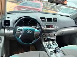 A picture of Distress sale Toyota Highlander 2012 model on belt Excllent engine
