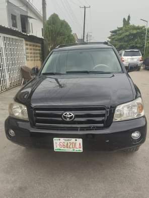 A picture of 2002 3 Highlander Limited edition with two rows Leathered seat