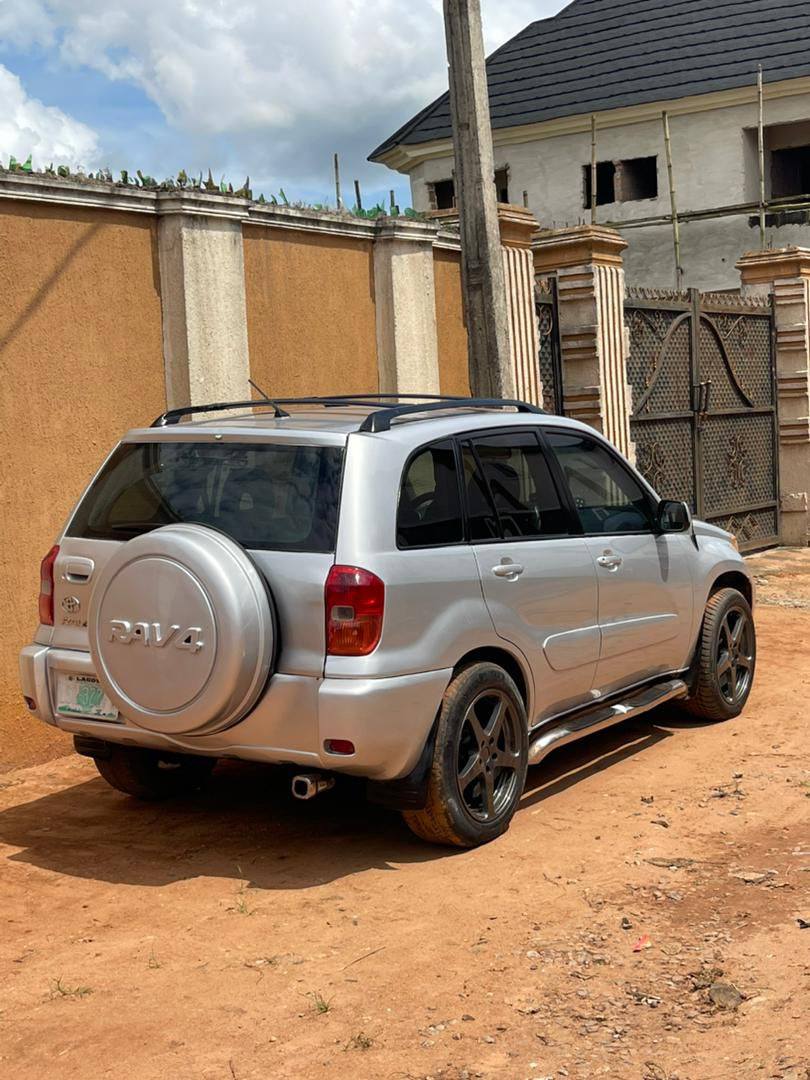 A picture of Toyota RAV4 2004 2005 model