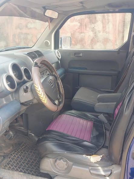 A picture of Honda element 2004