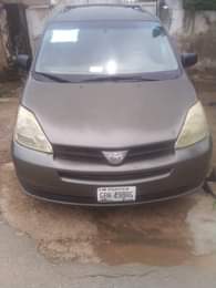 A picture of Toyota Sienna 2005 model for sale Clean first body and