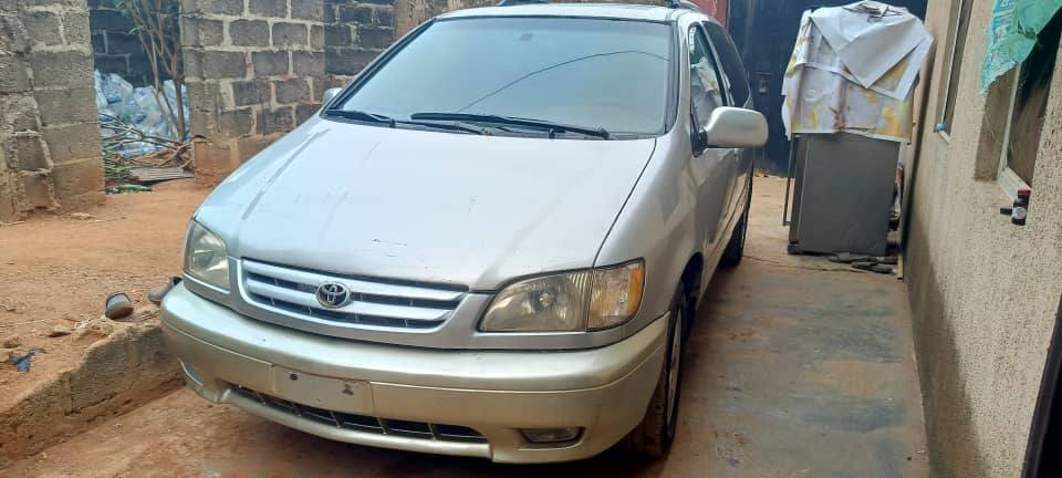 A picture of Sienna 2002