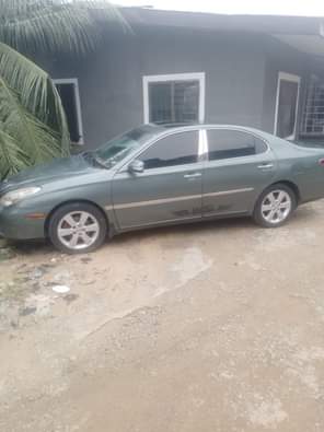 A picture of 2005 es330 clean in and out 3 2mill ph