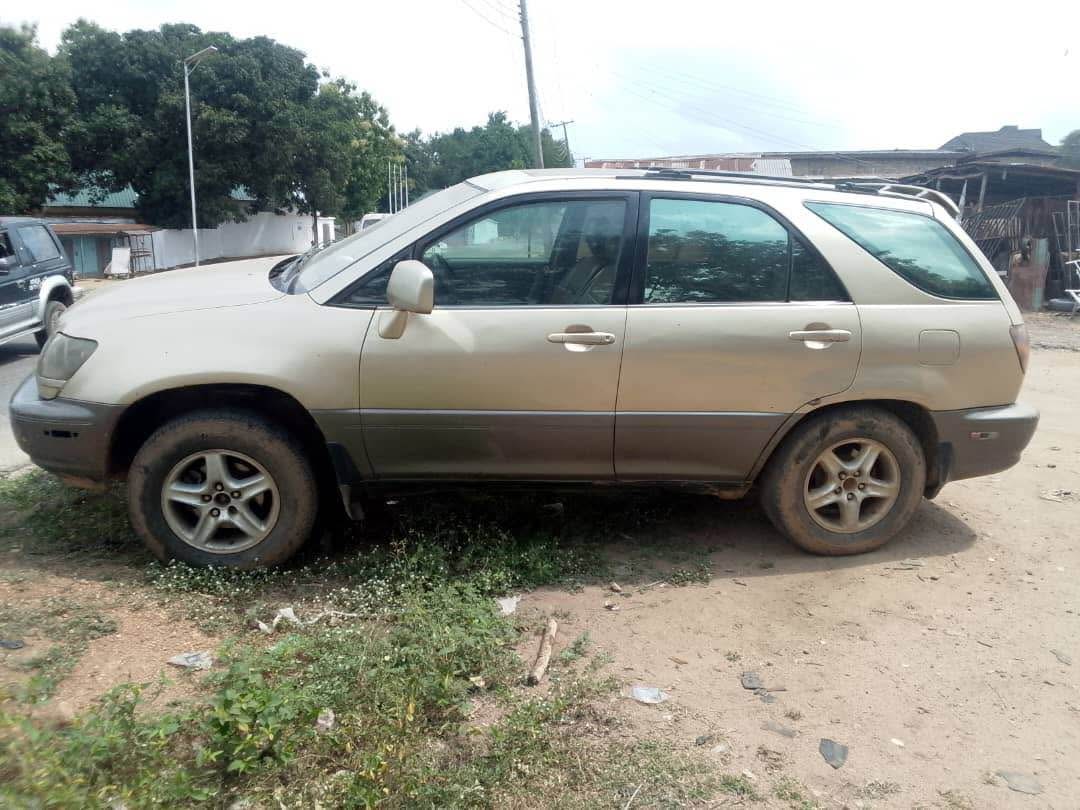A picture of Lexus Rx300 everything is working perfectly 2.5m