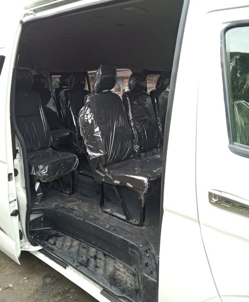 A picture of Toyota Haice bus Hummer 3