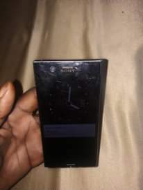 A picture of Sony Xz1 gb64 ram 4 nicheck tuyajenge fingerprnt pembeni