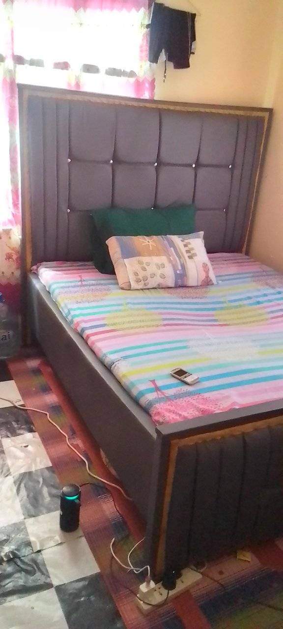 A picture of Nauza kitanda na godoro 200k kitanda pekee 150k
