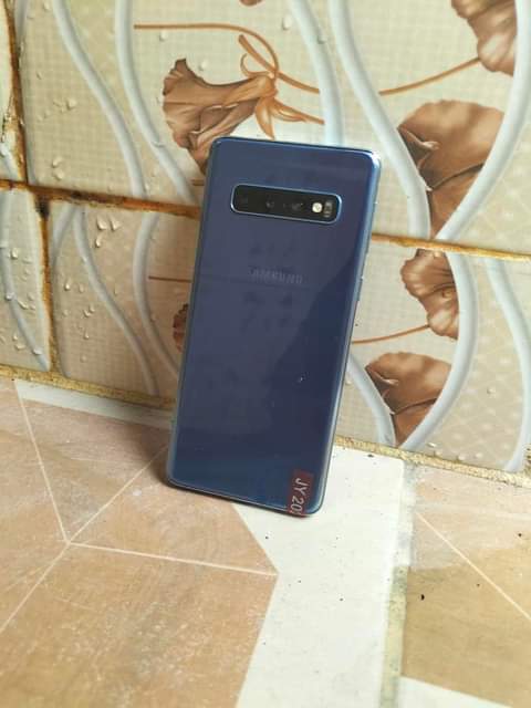 A picture of Samsung S10 Plain
