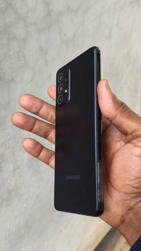 A picture of SAMSUNG A52