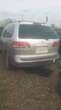 A picture of 2001 Toyota Sienna