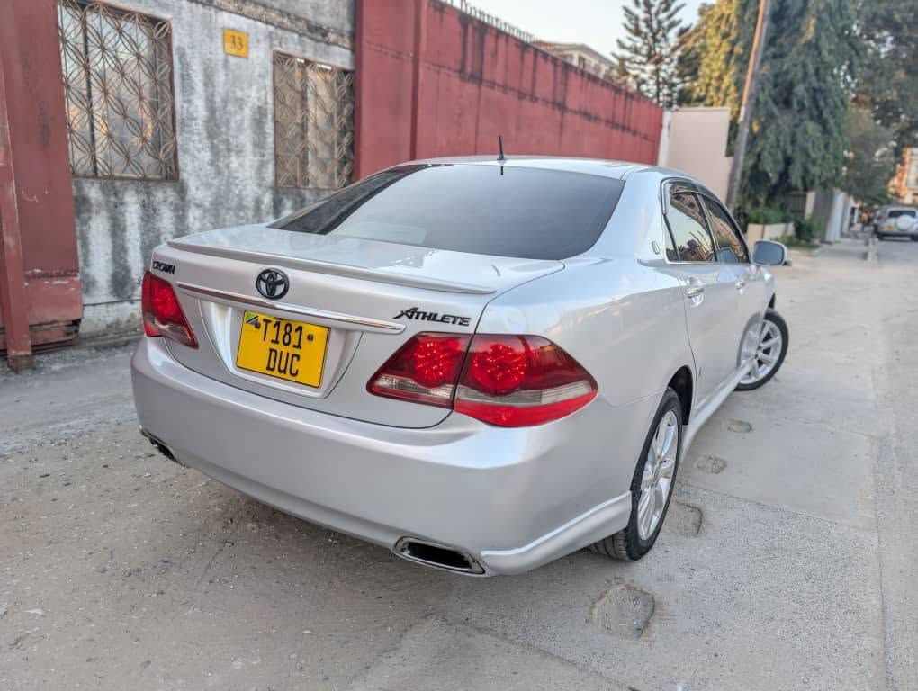 A picture of Toyota crown