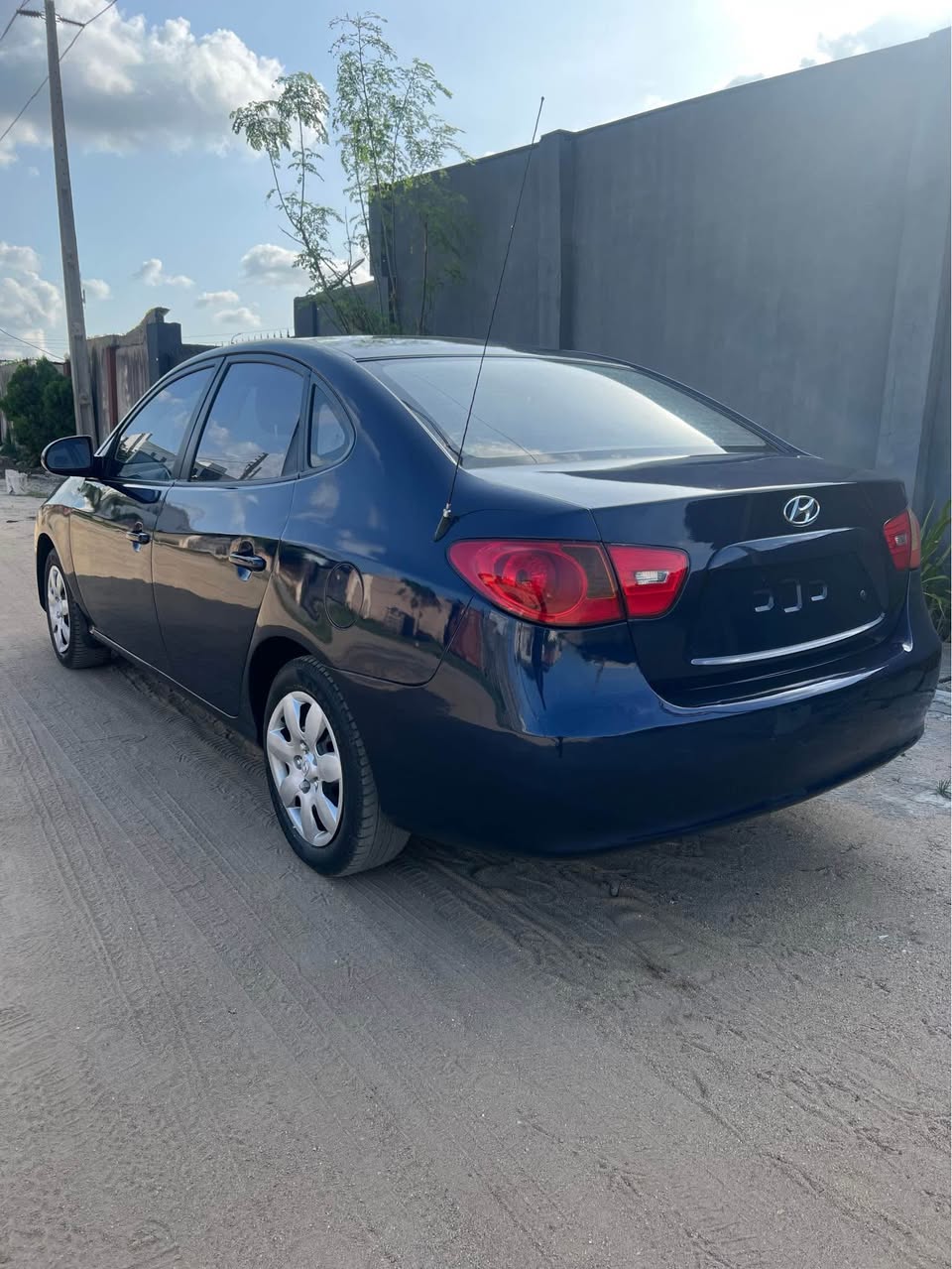 A picture of Tokunbo grade 2009 Hyundai Elantra with absolutely nothing to fix.