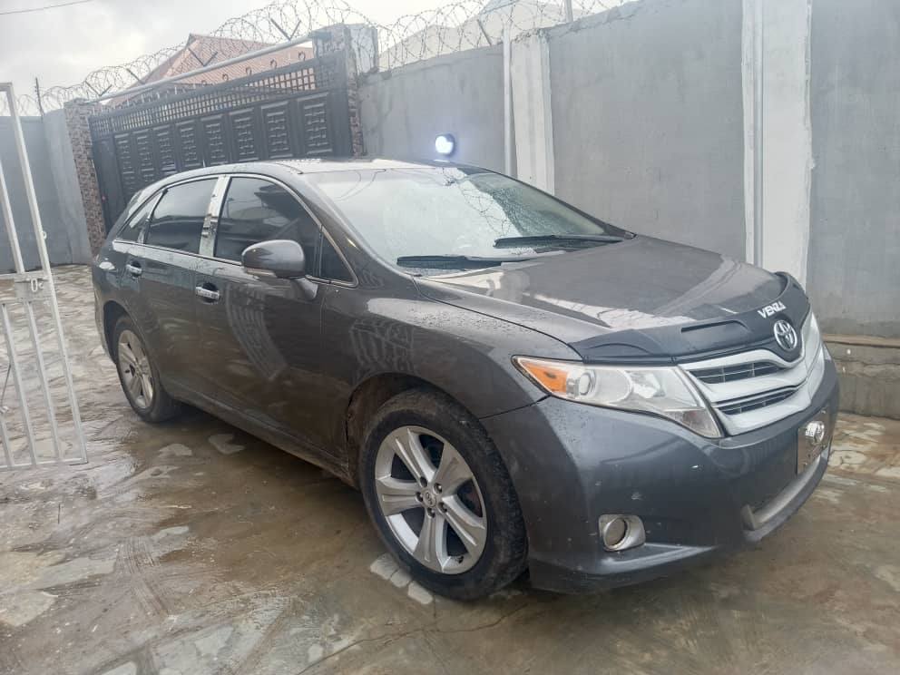 A picture of Toyota venza 010