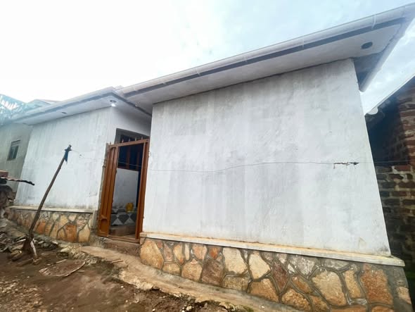 A picture of 6 single rental units on sale in buwambo at 35mugx