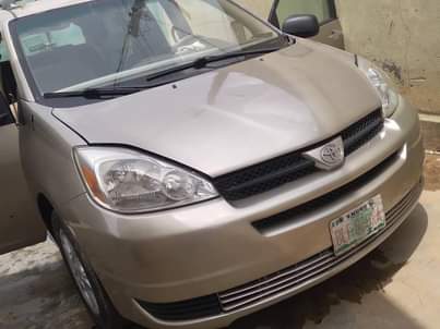 A picture of Registered 2006 Toyota Sienna LE Baked On First Body