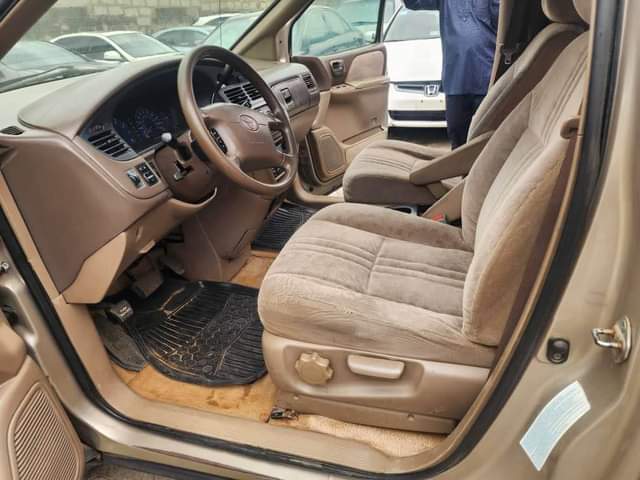 A picture of Toyota sienna 2002